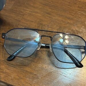 Women’s Black Metal Frame Sunglasses - Sleek Everyday Style